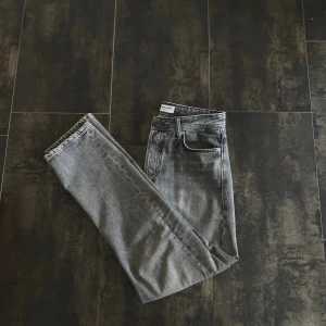 Jack & Jones Jeans - Gråa jeans extremt bra skick Inga defekter, passformen är Loose/Chris skulle säga som slim fit. Strl W28L32 (skulle säga att dem sitter som W29)