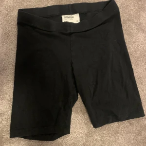 Lågmidjade shorts från Gina Tricot  - Säljer dessa lågmidjade svarta tygshortsen / cykelbyxorna från Gina Tricot! Bra skick, inga defekter vad jag kan se 🤗 perfekt till sommaren! Passar till allt 