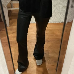 Skinnbyxor - Säljer mina jättesnygga bootcut skinnbyxor. Köpta för 599 på Raglady i Göteborg. Nysskick!🩷