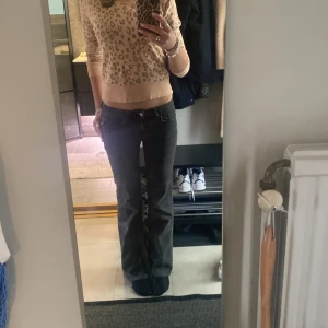 Lågmidjade H&M jeans🤍 - Super snygga lågmidjade jeans från H&M Divided🤍I storlek 32, passar nog dig som är 165-171💞Köpte för 300kr. Lite upp skrapade där nere🙏Skriv för mer frågor och bilder!
