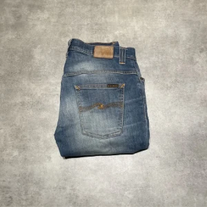 Nudie jeans - Ripped nudie jeans. Riktig schyssta! Modellen är thin finn vilket motsvarar en slim fit passform på byxorna. Storlek: 31/32! Vid frågor och funderingar skriv PM!