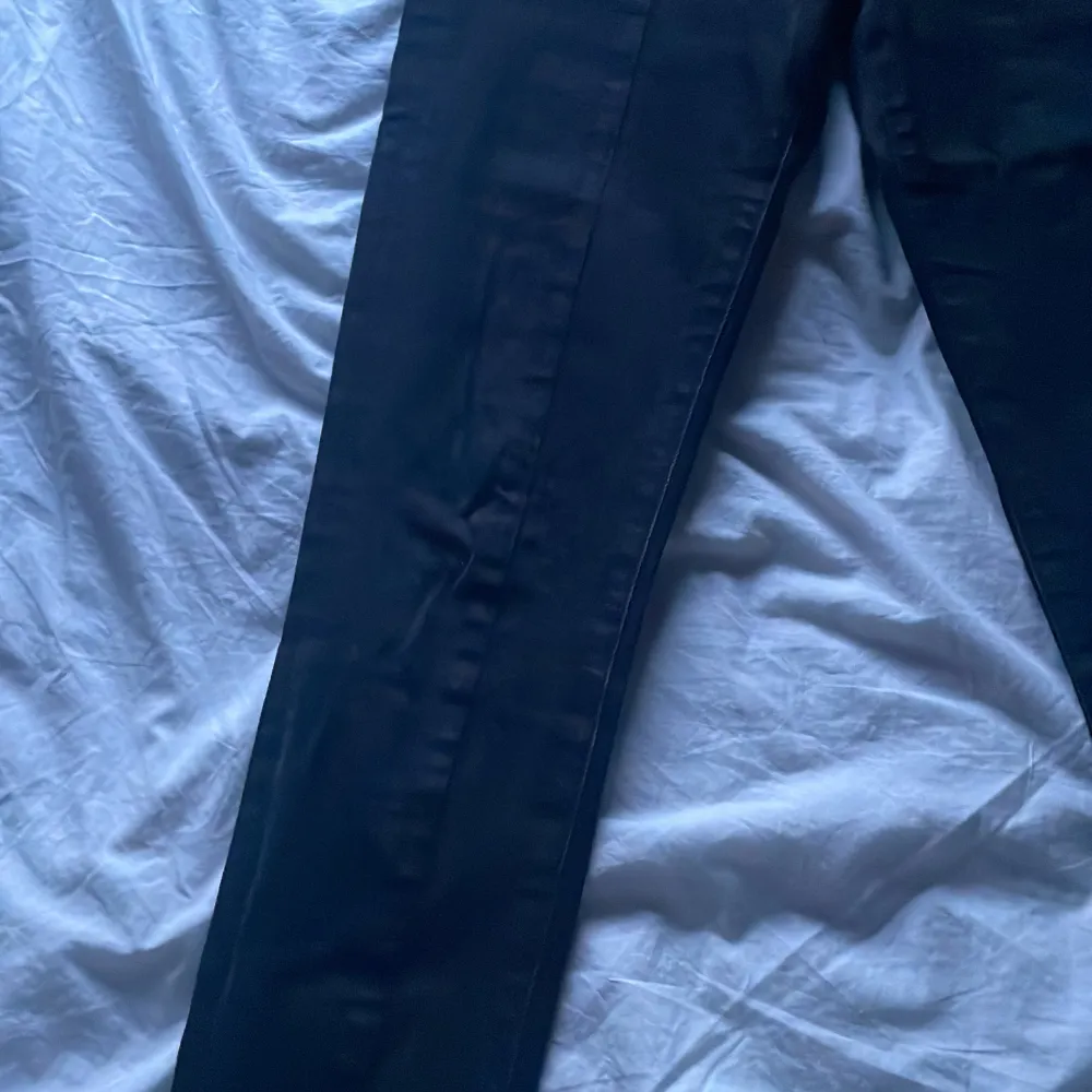 Svarta jeans fårn na-kd i storlek 32, det är en sluta längst ner vid benet. Jeans & Byxor.