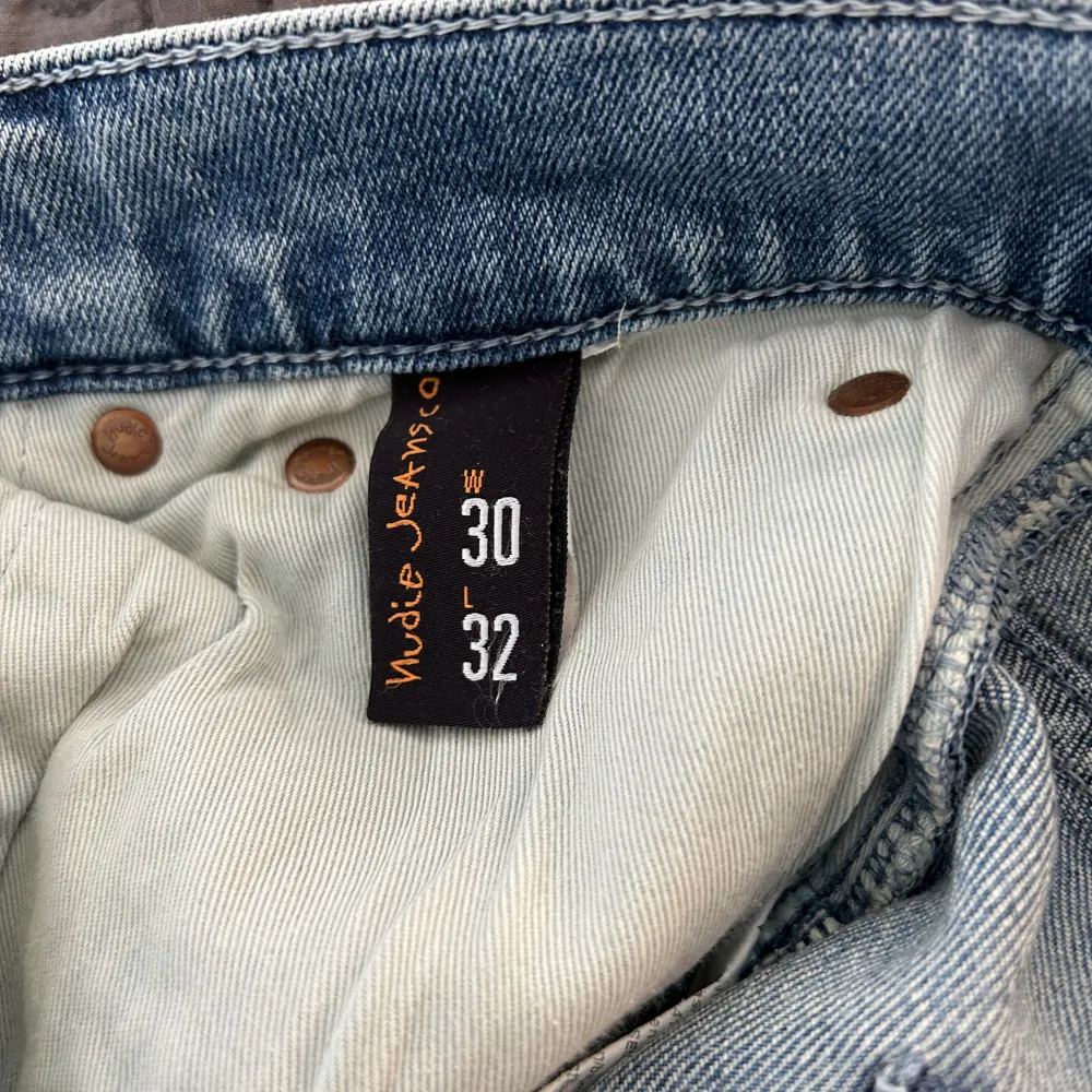 Nudie jeans i modell grim tim | Passform slim fit | Storleken är 30 x 32 | Skicket är bra. Jeans & Byxor.