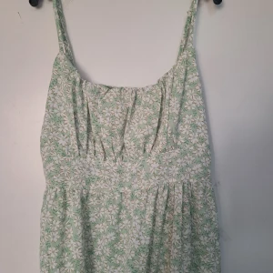 Klänning - Superfin sommarklänning! Den går ungefär till knäna