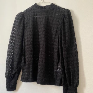 Blus - Mönstrad blus. Hann ej skicka tillbaka den men det är helt oanvänd🌷