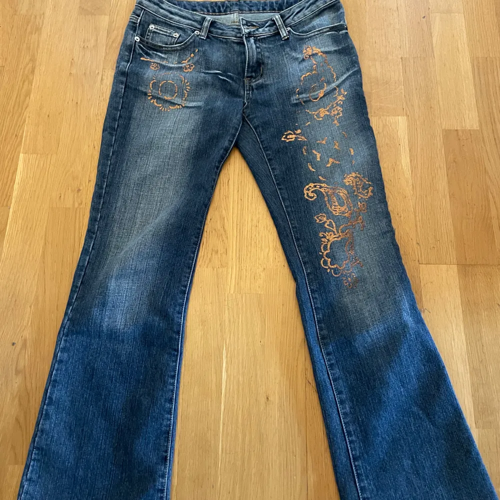 Supersnygga lågmkdjade jeans i mycket fint skick. Midjemått: 39 Längd: 93 Midjehöjd: 19❤️❤️. Jeans & Byxor.