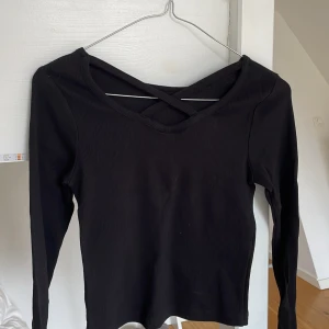 Långärmad tröja - Säljer denna ribbade långärmade tröjan med ett kors där bak🩷🙏🏼