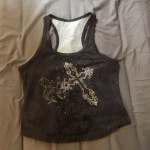 Grå top med kors på - Inte så andvänd o de saknas inga pärlor