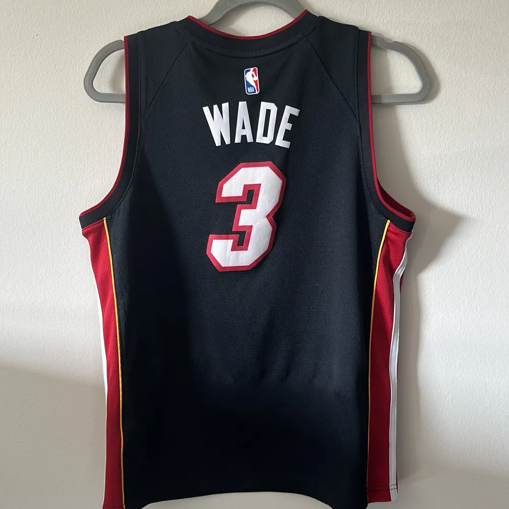 Säljer denna Dwayne Wade Miami Heat jerseyn i bra skick för bra pris.. Sport & träning.