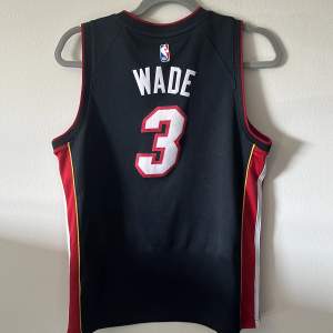 Säljer denna Dwayne Wade Miami Heat jerseyn i bra skick för bra pris.