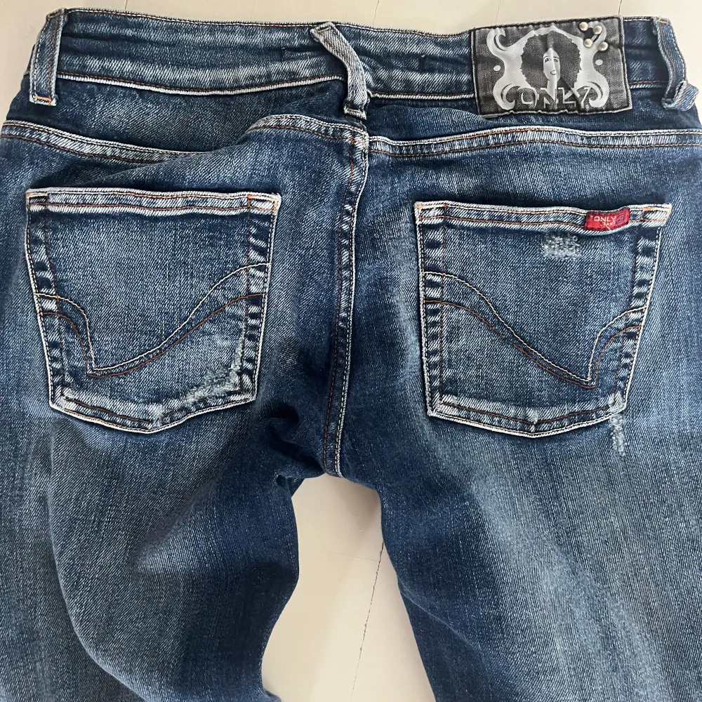 Lågmidjade jeans som tyvärr är för stora för mig💗 midjan: 36  Innerbenslängden: 81. Jeans & Byxor.