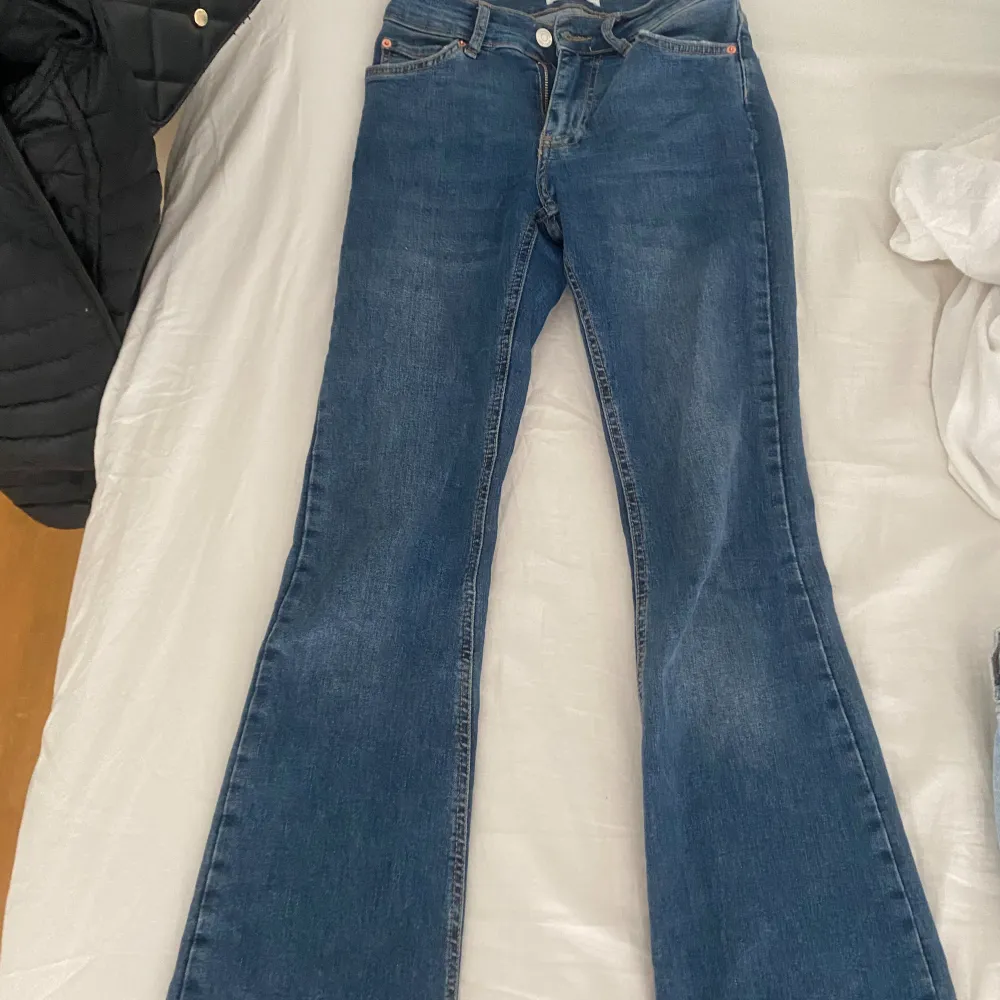 Lågmidjade flared jeans från Gina tricot i storlek 32. Säljer då jag tycker att dom är lite för tajta men de är väldigt sköna då det är stretch i dom. Köpte dom för 500 och har knappt använt dom men säljer för 250 + frakt🥰. Jeans & Byxor.