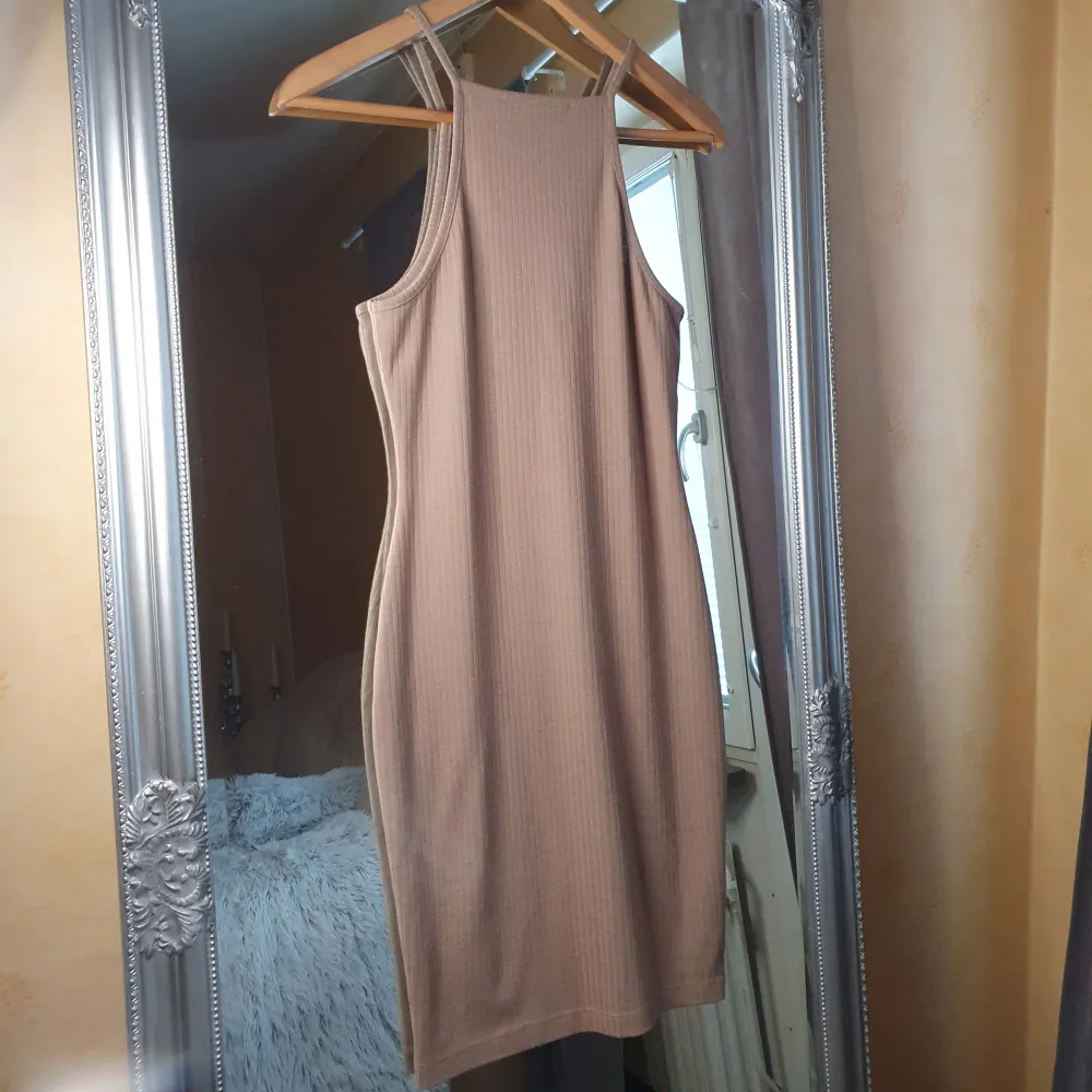 Ljusbrun kort klänning med brottar rygg och tunna band, är i jätte skönt material men kommer tyvärr ej till uppvisning längre.🦘🦘 •Jag är 173cm (xs) •Alltid nytvättat innan utskick. Klänningar.