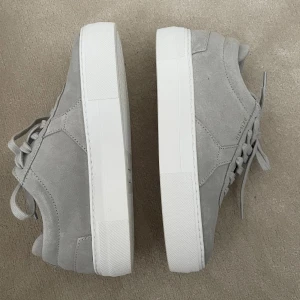 Helt nya Axel Arigato sneakers - Hann ej skicka tillbaka säljer därför här ☺️ Storlek 37! Nypris 2450