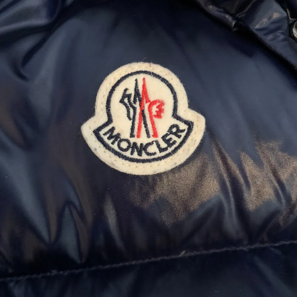 1:1 Moncler väst som är i storlek 1 som motsvarar storlek Small och modellen på bilden är ca 180 lång. Detta är den bästa kopian du kan få på marknaden och det ända som tyder på att den är fake är en detalj på tvättlappen. Skick:9/10 inga hål/fläckar. Jackor.