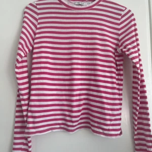 Långärmad T-shirt  - Långärmad T-shirt från nakd som ja säljer då den är för liten 