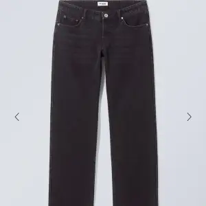 Low waist jeans från weekday, storlek M! Aldrig använda, säljer då dem är för stora
