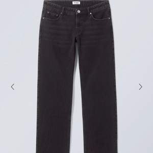 Low waist jeans från weekday, storlek M! Aldrig använda, säljer då dem är för stora