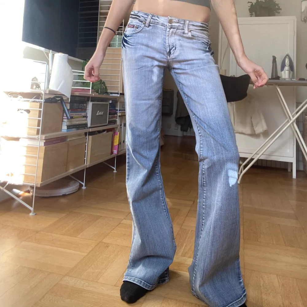 Så sjukt snygga lågmidjade bootcut jeans som är unika baktill👌❤️❤️. Jeans & Byxor.