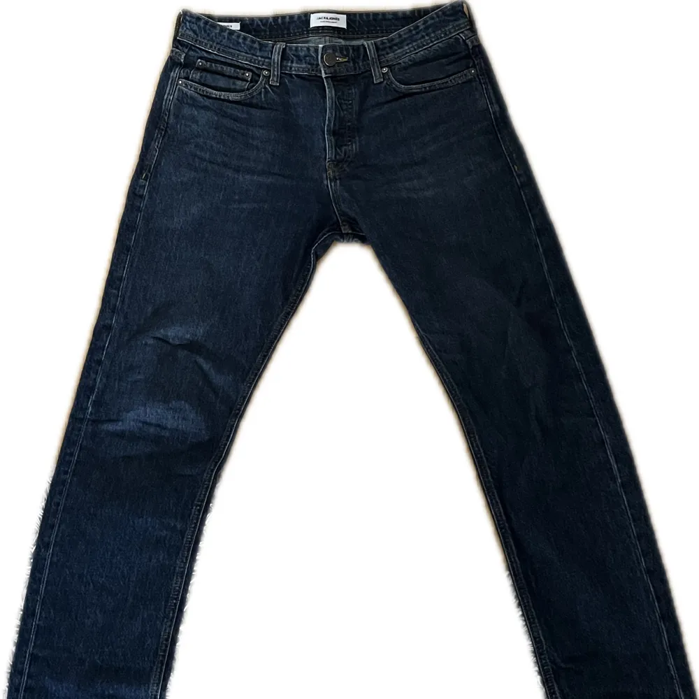 Jack and Jones jeans i storlek i storlek 31/32. Modellen heter Loose/Chris och är ganska raka i passformen. . Jeans & Byxor.