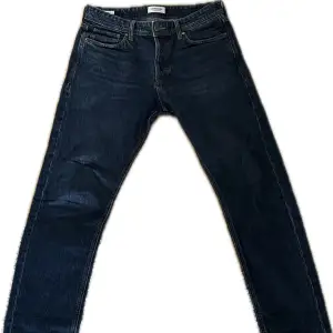 Jack and Jones jeans i storlek i storlek 31/32. Modellen heter Loose/Chris och är ganska raka i passformen. 