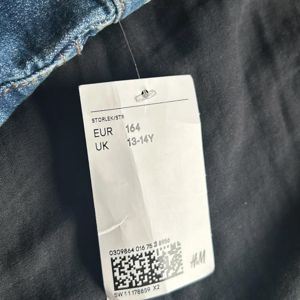 Säljer ett par jeans ifrån HM pågrund av att de har blivit för små och de är helt oanvända lappen är kvar och jag har endaste testat dem och de är i storlek 164 och är slim. Jeans & Byxor.