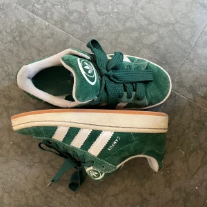 Adidas campus 00s gröna - Gröna Adidas campus 00s i storlek    36 2/3. färgen ”dark green”. Väldigt fint skick! Nypris: 1249kr . Ingår tjockt grönt skosnöre, tjockt vitt skosnöre och smalt grön skosnöre! 💚💚💚💚 box ingår inte då den är slängd. 