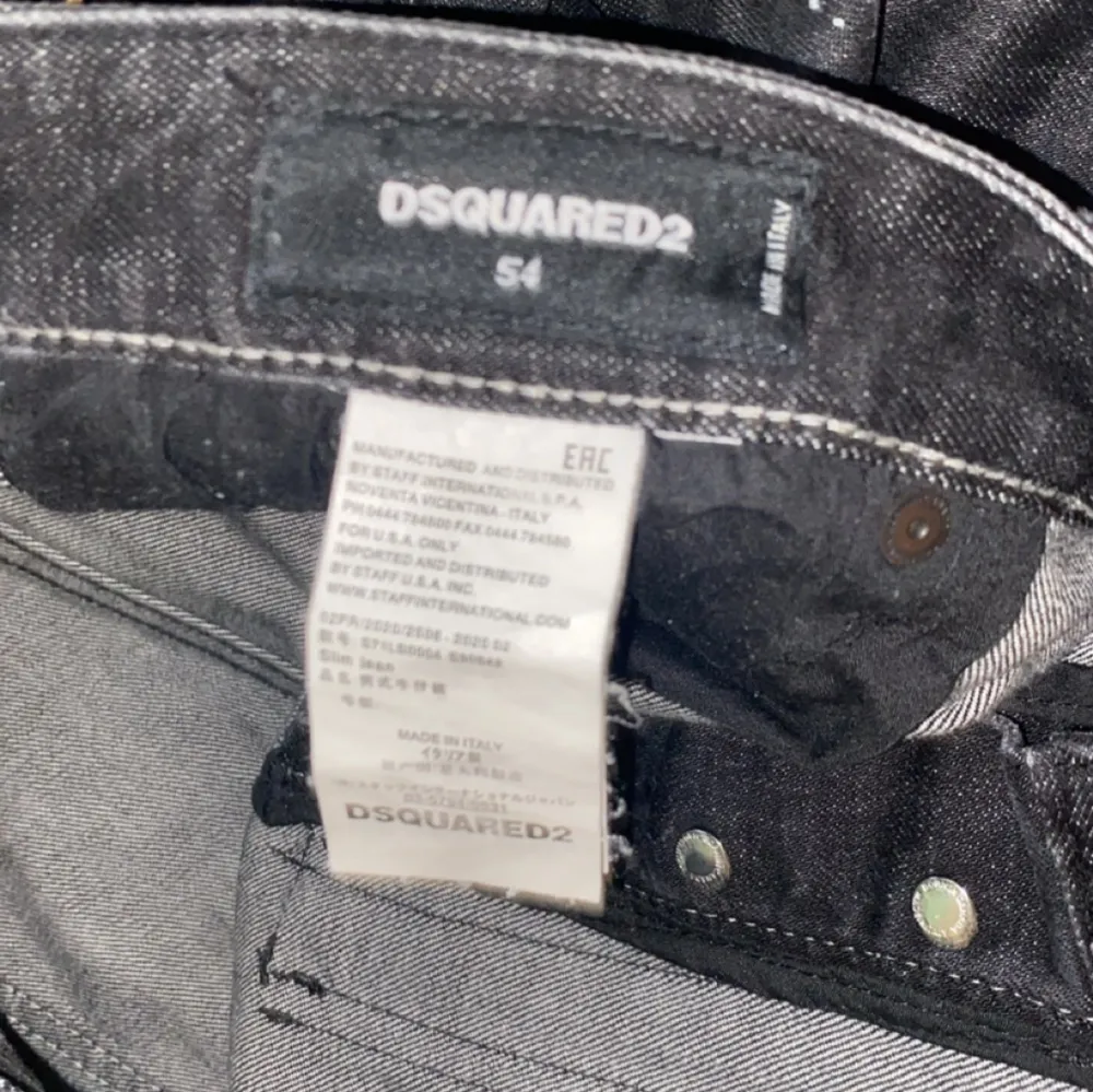Nya dsquard byxor köpta för ett år sen använda noll gång, hör av er för frågor🛍️. Jeans & Byxor.