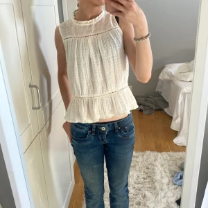 Blus  - hejj säljer detta jättecute och slutsålda linnet/blusen från zara kids! det är tyvärr för litet för mig men passar megabra på sommaren med typ en kjol!! 💘💘 passar storlek XXS-S