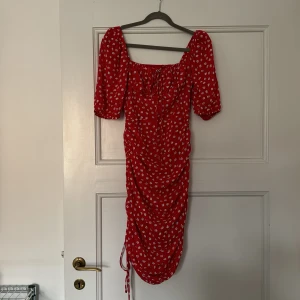 Klänning från Adoore - Klänning från Adoore i Stl XS. Aldrig använd.