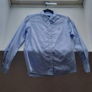 Hej jag säljer min blåa Gant skjorta, den har inte blivit andvänd, har inga defekter, är i gott skick.🙂