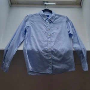 Blå Gant skjorta - Hej jag säljer min blåa Gant skjorta, den har inte blivit andvänd, har inga defekter, är i gott skick.🙂