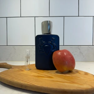 Pdm layton 3ml (90 sprays) - Hej! Säljer pdm layton 3ml sample med 90sprays. Fungerar perfekt för sommarkvällar och året om. En fräsch maskulin doft med inslag av kanel och äpple vilket blir en gormand äppelpaj. Fungerar i vilka tillfällen som helst. Pris kan diskuteras🍎🍦🥧