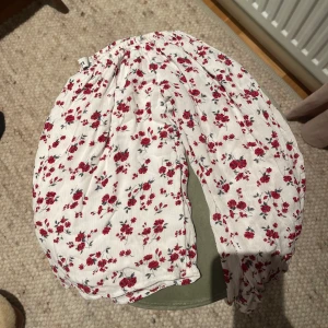 Hollister off shoulder topp - Superfin rödblommig off shoulder topp från Hollister. Den är i samma modell som den vita tröjan på bild 2 som jag oxå säljer (se nedan i flödet). Knappt använd och därav som nysckick. 