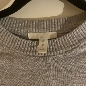 Finstickad grå tröja från H&M i M. Använt 1 gång. Kom med prisförslag!🩶