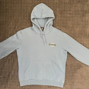 Dickies hoodie - Nypris 700, säljer för 300