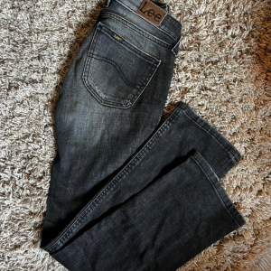 Snygga lågmidjade bootcut/raka jeans i storlek 24💗Behöver tyvärr sälja för att de inte passar mig längre😭 Inga skador alls och i bra skick!  Är svarta och har midjemåttet 34cm💗 