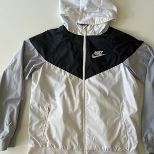 Nike jacka - Tunn Nikejacka vår/sommar Gott skick Strl 158-170