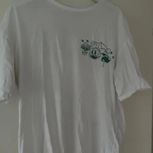 Vitt snygg tröja  - Tröja från Jack and Jones, i bra skick. Snygga detaljer på både bak och framsida. Oversized.