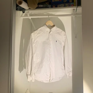 Polo Ralph Lauren skjorta - Tjena säljer nu min riktigt snygga polo raulph lauren skjorta då den är för liten. Det är storlek 16 vilket motsvarar en liten xs. Skulle säga att den passar om man är mellan 160-165. Pris kan diskuteras