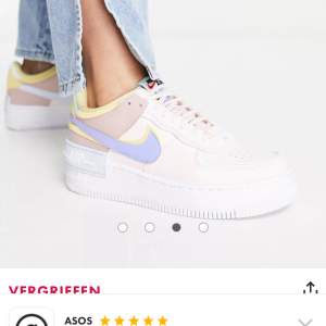 Säljer dessa ursnygga Nike skorna💗 Har används i en säsong men har inga slitningar😊köptes för 1595kr säljer därför de för 1000kr🩷