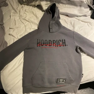 Hoodrich tröja - Säljer denna mycket fina hoodrich tröjan eftersom jag inte använder den längre.