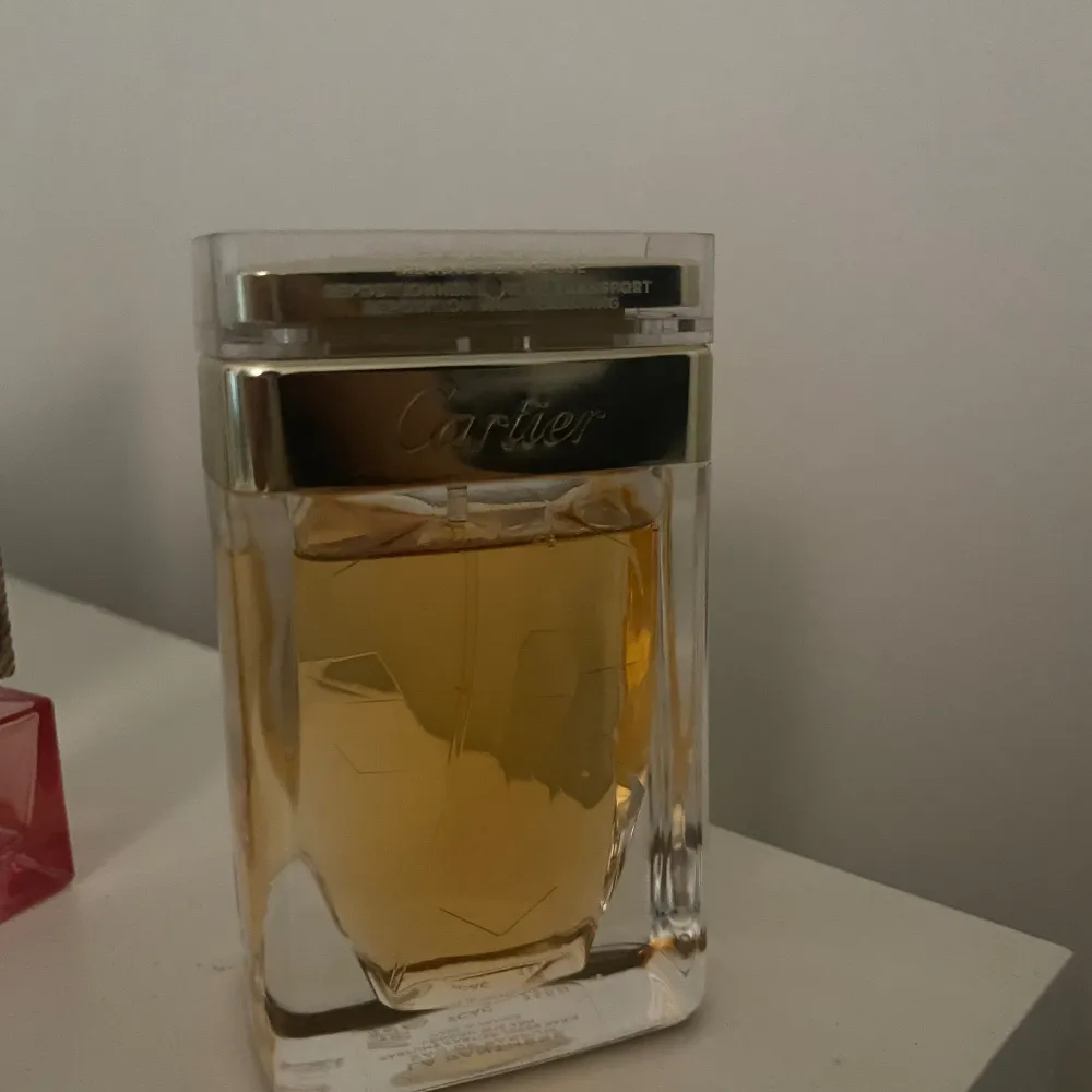 Cartier La Panthère Eau de Parfum, Säljer parfymen då det inte är något för mig och fick den i present men den luktar fantastiskt gott och håller väldigt länge. Säljer för 900kr då den är köpt för 1200kr och har använt den någon gång. 75ml  . Övrigt.