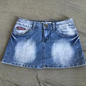 Jeans kjol  - Jeanskjol med en snygg tvätt😇 Midja: 36 cm Längd : 29-31 cm Stretchigt material  Tyvärr för liten🫠, skriv vid funderingar  