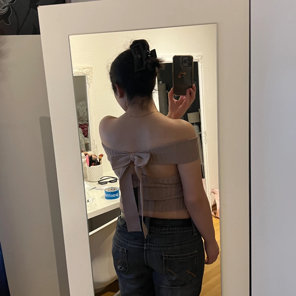 Topp med rosett på ryggen