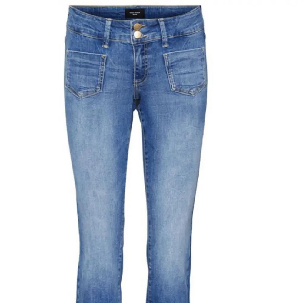Säljer dessa rikigt snygga low waist jeans från vero Moda, då de är för korta tyvärr 🫶 Storlek 25:32 men passar passar mindre 💕 Be om egna bilder ⭐️. Jeans & Byxor.