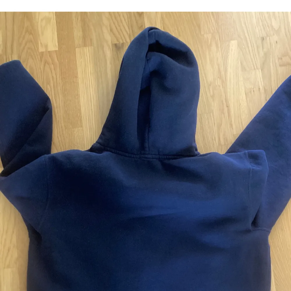 En nästintill omvänd hoodie, skick 10/10. Säljer för att sne är för stor.. Hoodies.