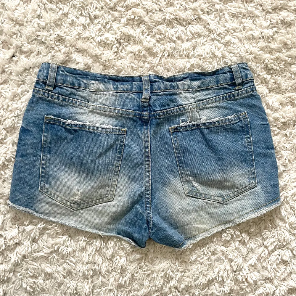 Så snygga låga jeansshorts i storlek S (står L i lappen men stämmer definitivt inte). Jag på bilden bär vanligtvis xs/26 i midja och är 166 cm lång. Midjemåttet är 39 cm tvärsöver - 78 cm runtom 🩷🩷. Shorts.