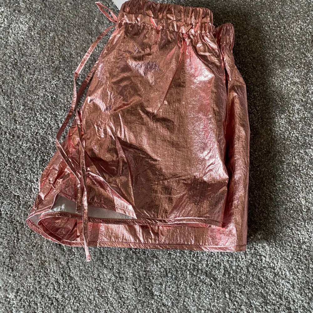 Helt nya rosa metallic shorts från h&m strl 34, helt nya m tags, perfekt till sommarens festivaler . Shorts.