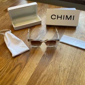 Chimi 04 Ecru - Jag säljer mina Chimis! då jag inte använder de, de är i bra skick då de bara är använda en säsong. Det finns inga repor i glaset och bågarna sitter fast ordentligt. Jag är också öppen för ett byte om man råkar äga ett par ray bands boyfriend.